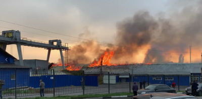 В посёлке Таврово загорелся склад стройматериалов
