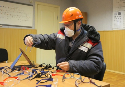 Для сотрудников ОЭМК в Старом Осколе разработали индивидуальные защитные очки* 