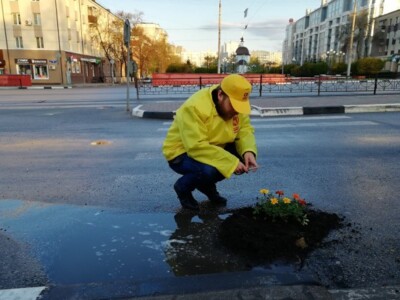 В Белгороде справедливороссы высадили цветы в ямы на дорогах