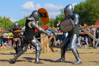 Даже в бугурте свои правила! Как белгородцы воссоздают средневековый быт и сражаются на фестивале «Белый город»