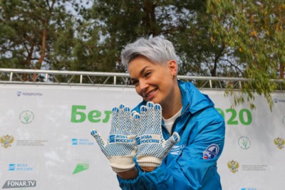 Актриса Юлия Костюшкина помогла белгородцам убрать от мусора берег Белгородского водохранилища
