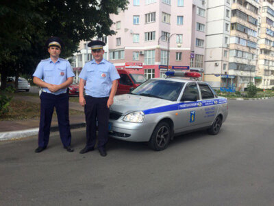 В Белгороде инспекторы ДПС спасли водителя с инсультом