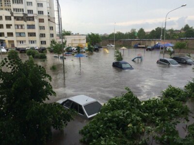 В Белгороде затопило машины во дворе многоэтажки [обновлено]
