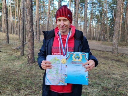 «Ориентирование — это не про бег. Это про голову». Как тренер Сергей Усов учит белгородских детей побеждать в лесу и в жизни