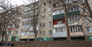 Беспилотник врезался в стену жилого дома в Белгороде