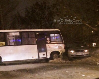 В Белгороде иномарка столкнулась с автобусом