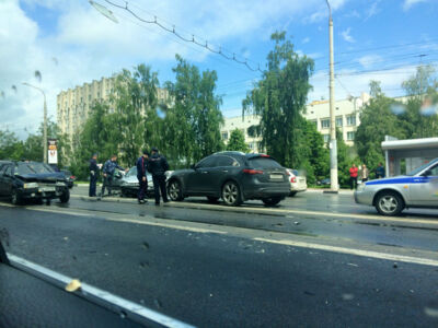 В Белгороде 23-летний водитель на «Инфинити» спровоцировал аварию с четырьмя машинами