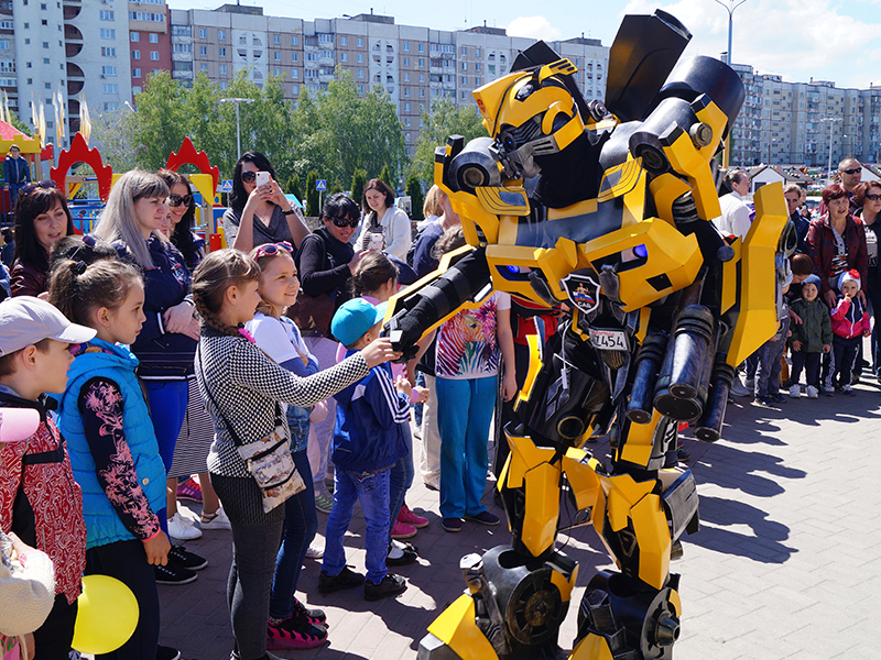 В Белгороде победителей конкурса «Полицейский дядя Стёпа» наградил робот-трансформер