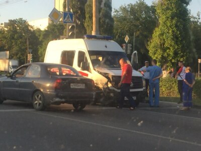 В Белгороде легковушка врезалась в машину «скорой помощи»