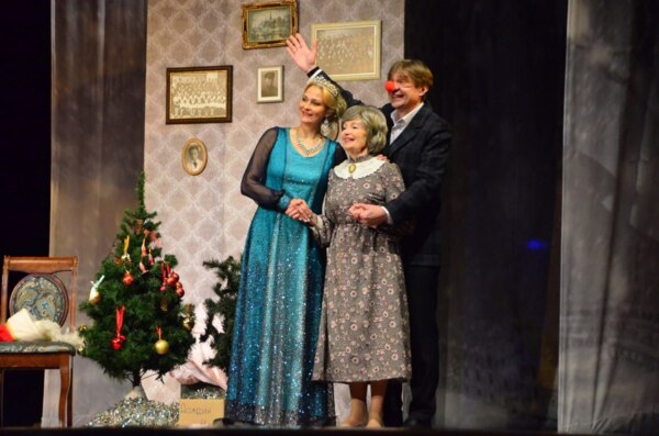 «Давайте чокнемся». Какую историю про неслучайные случайности показали актёры белгородского драмтеатра