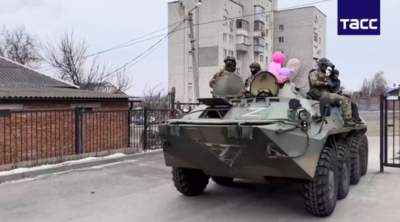 В белгородскую школу приехал бронетранспортёр с розовыми шариками