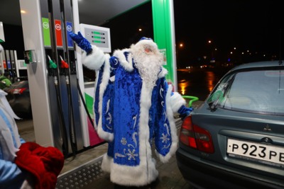 В Белгороде водителей на заправках «Башнефти» поздравили Деды Морозы и Снегурочки*