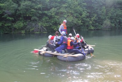 ​Для работников СГОКа провели соревнование, в котором они сплавлялись по реке и показывали творческие номера