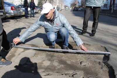 В Белгороде на восьми улицах на этой неделе будут заделывать ямы на дорогах