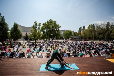 В Белгороде поставили рекорд по количеству участников мастер-класса по йоге