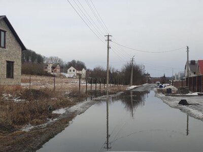 Жители Никольского Белгородского района не могут добраться к остановке из-за затопленной дороги