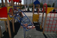 Мальчик играет на детской площадке у киноцентра «Русич»