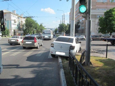 В Белгороде расследуют ДТП, в котором водитель сбил пешехода и врезался в столб