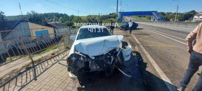 В Белгородском районе машина врезалась в остановку