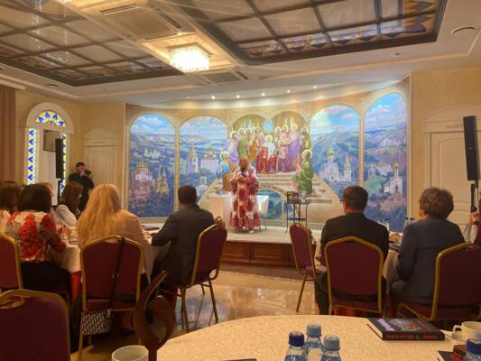 «Мамочка, давай откопаем папу, вылечим его». Как «мать российских терминаторов» презентовала в Белгороде свою новую книгу, «натягивала трусы на голову Гарри Поттера» и рассказывала про дрон, разрубленный топором