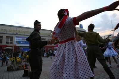В Белгороде на балу под открытым небом исполнили 12 танцев