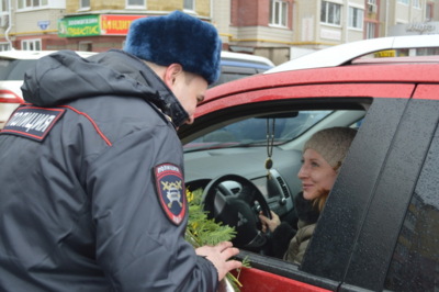 В Белгороде сотрудники ГИБДД читают автомобилисткам стихи и дарят цветы
