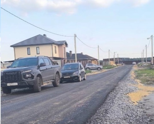 В ИЖС «Вишенки» в Старом Осколе дорожники закатали люки в асфальт