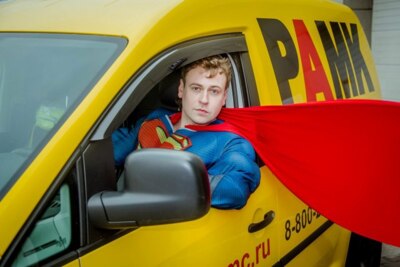 К белгородским женщинам-водителям 8 марта приедут автомеханики в костюме Супермена