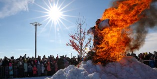 Блины под бой подушками. Как в Яблоновской крепости провожали зиму с огнём и хороводом
