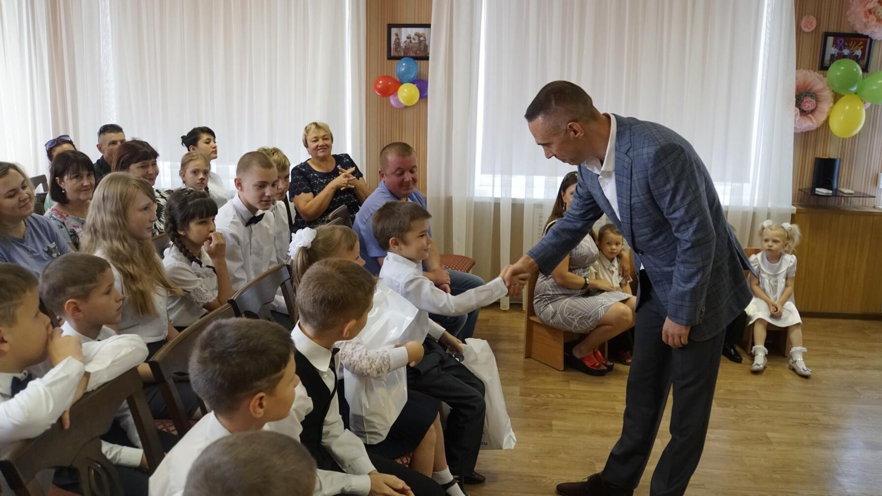 Сергей Фуглаев поздравил с Днём знаний детей из реабилитационного центра*