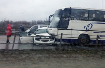 ​В Белгородской области рейсовый автобус столкнулся с иномаркой 
