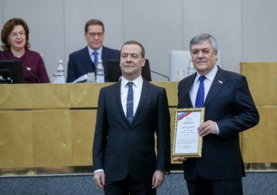 Депутата Сергея Боженова наградили за «активную законотворческую деятельность». За два года он поучаствовал в разработке двух принятых законов