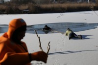 Учения по спасению провалившихся под лёд, фото Антона Вергуна
