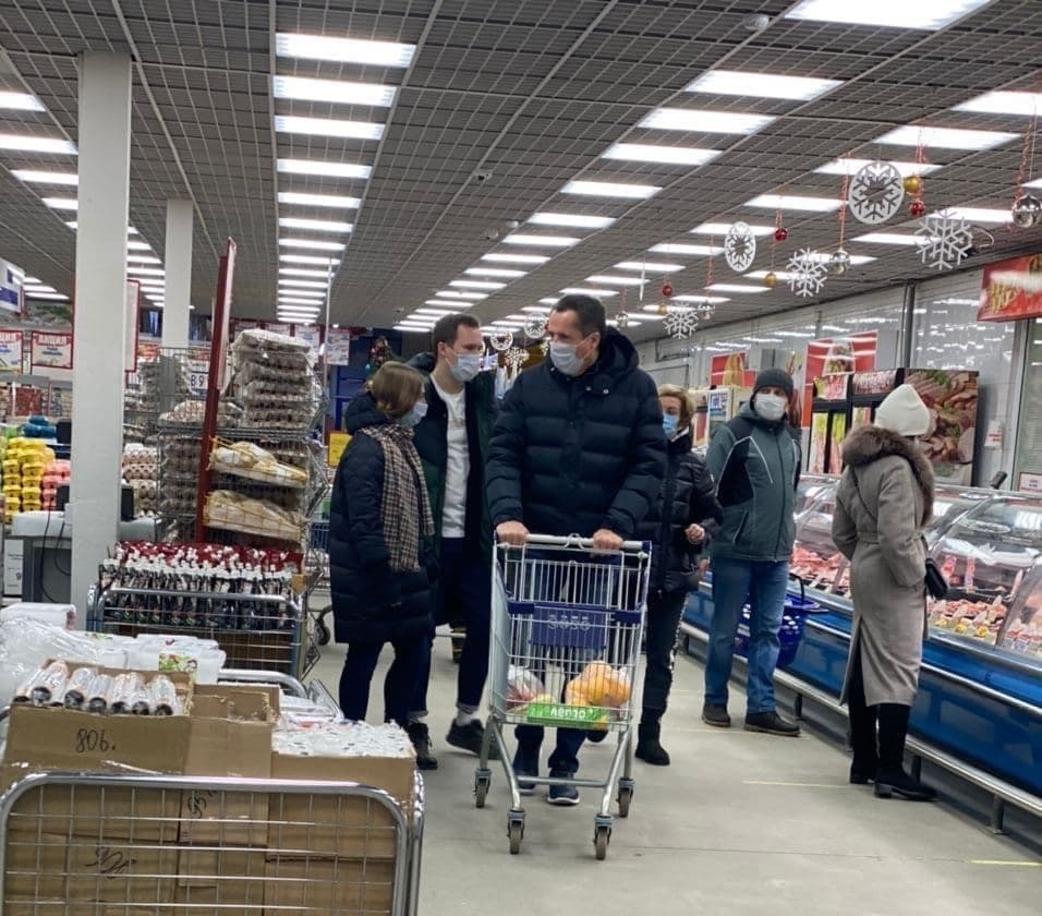 Белгородского врио губернатора заметили в супермаркете с семьёй и без охраны [фото]