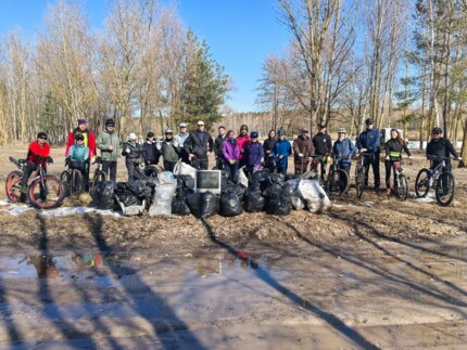 ​«Будем делать добрые дела от себя». Как велосипедисты решили прибраться на белгородском пляже и что они там нашли
