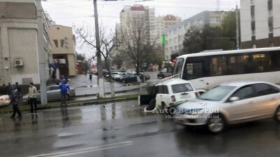 В Белгороде автобус столкнулся с легковушкой