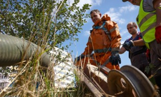 Невидимая часть городской жизни. Как в Белгороде прочищают засоры канализации