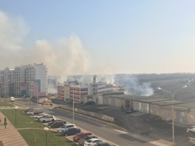 ​В Белгороде в нескольких местах горит трава