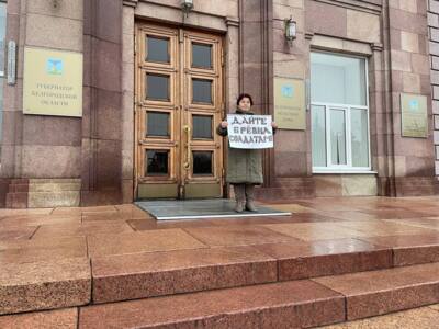 «Я пошла на отчаянный шаг». Марина Микрюкова — об одиночном пикете у белгородского правительства и решении проблемы с брёвнами для солдат