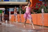 Дети играют в контактном фонтане у киноцентра «Русич»