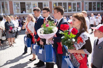 ​В Старом Осколе сотрудники СГОКа поздравили школьников с завершением учебного года