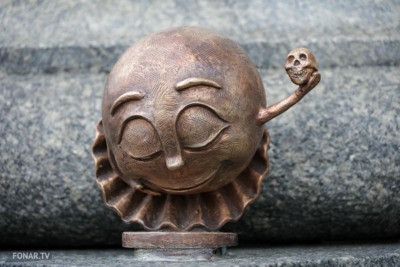 Первый «сбежавший» с моста смайл поселился у белгородского драмтеатра