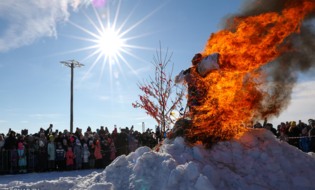 Блины под бой подушками. Как в Яблоновской крепости провожали зиму с огнём и хороводом