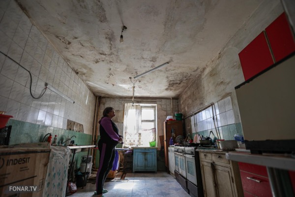 ​«Мы наполовину висим в воздухе». Как жильцы белгородского аварийного общежития пять лет живут обещаниями о расселении