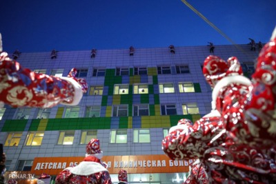 Деды Морозы устроили сюрприз на высоте для пациентов детской областной больницы в Белгороде