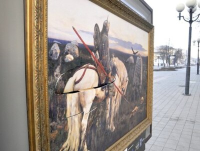 В Белгороде вандалы испортили картины, выставленные на белгородском Арбате