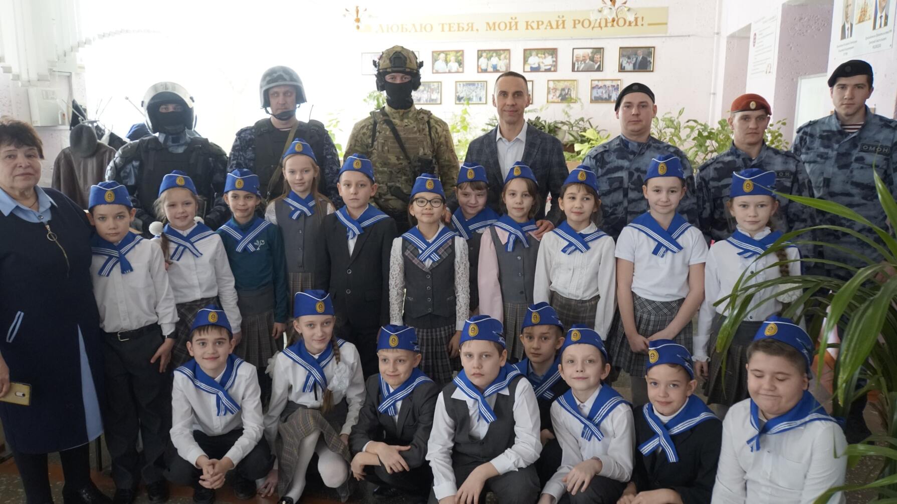 В школах 15-го округа Белгорода прошли «Уроки мужества» для старшеклассников*
