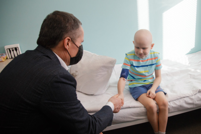 Вячеслав Гладков пообещал помочь онкогематологическому отделению приобрести оборудование для лечения заболевших детей