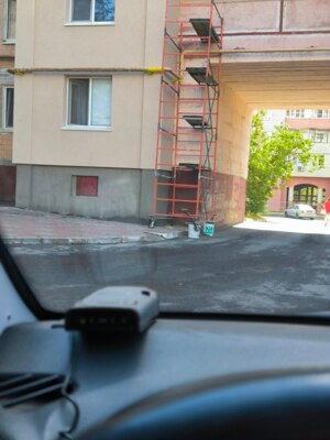 Белгородского таксиста привела в недоумение необычная конструкция строительных лесов