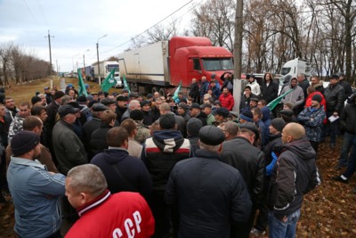 «Мы — бездомные собаки». Белгородские дальнобойщики провели массовую забастовку на трассе «Москва — Крым»